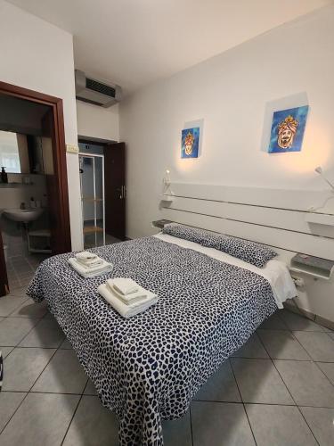 Economy Double Room image 5