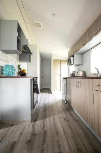The Vacation, Cozy Static Caravan in Newquay in Trebarber