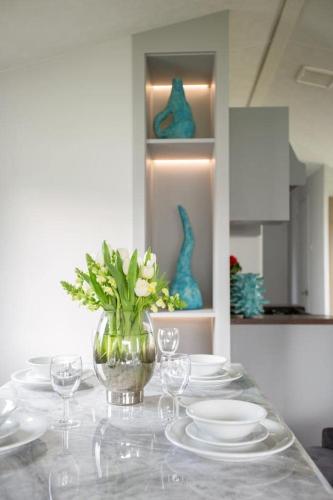 The Vacation, Cozy Static Caravan in Newquay in Trebarber