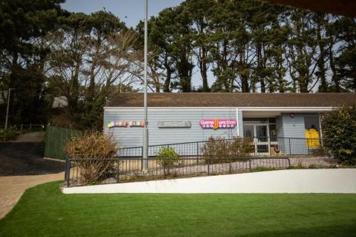 The Vacation, Cozy Static Caravan in Newquay in Trebarber