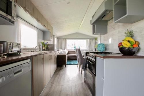 The Vacation, Cozy Static Caravan in Newquay in Trebarber