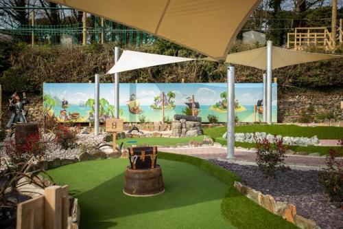 The Vacation, Cozy Static Caravan in Newquay in Trebarber