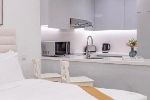 Stylish Studio 5 min Walk to Mall & Burj Khalifa, Дубай (фото 2)