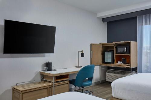 Queen Room with Two Queen Beds and Adapted Tub - Mobility Accessible