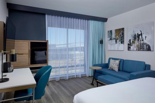 King Room with Sofa Bed - Stadium and Downtown View room in Courtyard by Marriott Denver Downtown West
