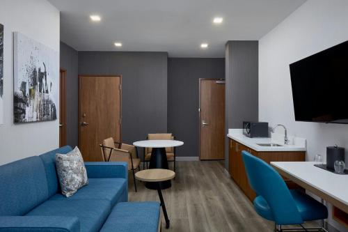 One-Bedroom Larger King Suite with City View image 2
