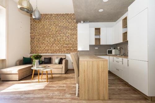 Spacious & Minimalistic Apartment in Downtown - image 2