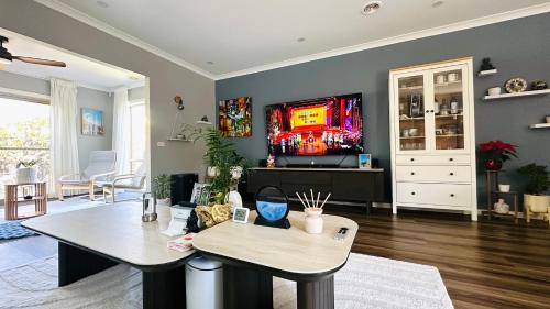 Stylish Small Ocean Homestay Near Deer Park Train Station - Caroline Springs