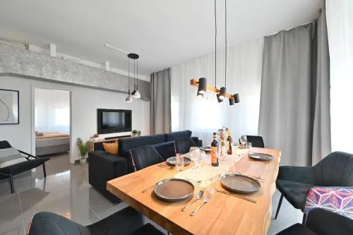 Yello Homes - Luxus Loft für bis zu 7 Personen nähe Airport & Messe, Tischfußball & Whirlpool in Nürnberg, Deutschland
