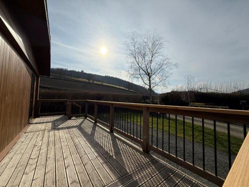 Charming 2 bedroom Lodge In the Shropshire Countryside with Fantastic Views in Kluntona