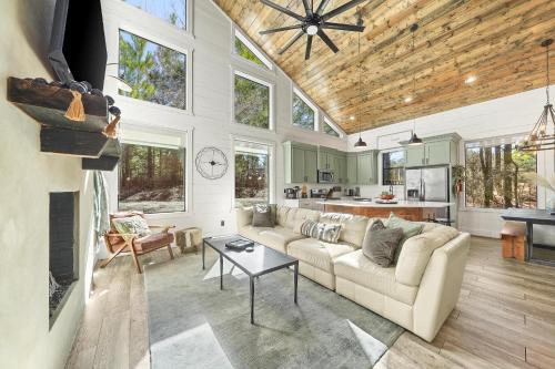 New HGTV Cabin: Hot Tub BBQ Firepit Sleeps 10 thumb 4