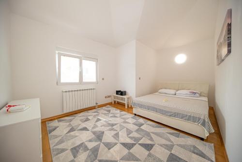 Two-Bedroom Apartment with Balcony and Sea View image 9