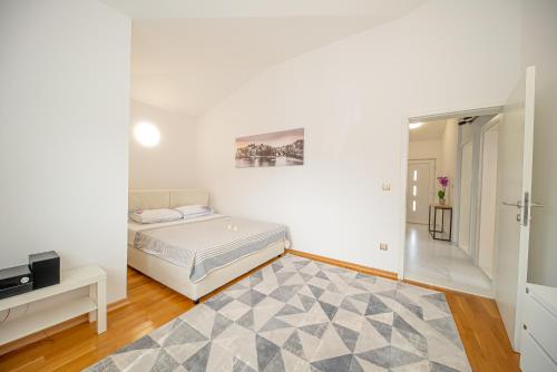 Two-Bedroom Apartment with Balcony and Sea View image 8