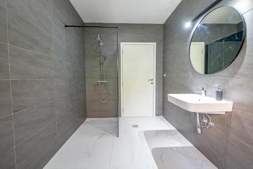 Two-Bedroom Apartment with Balcony and Sea View image 5