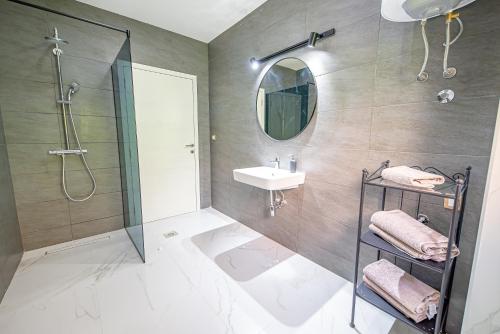 Two-Bedroom Apartment with Balcony and Sea View image 4