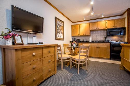 廚房, Kandahar Lodge at Whitefish Mountain Resort in 白魚鎮