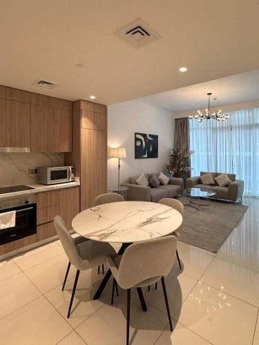 Luxury 2 Bedroom Apartment with Sea Views & Private Beach Access, Дубай (фото 4)