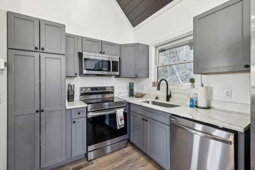 Modern Secluded Cabin with Hot Tub Sleeps 6 Minutes from Dollywood PF Gatlinburg in Sevierville, USA