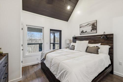 Modern Secluded Cabin with Hot Tub Sleeps 6 Minutes from Dollywood PF Gatlinburg in Sevierville, USA