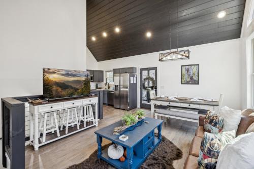 Modern Secluded Cabin with Hot Tub Sleeps 6 Minutes from Dollywood PF Gatlinburg in Sevierville, USA