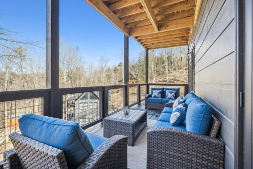Modern Secluded Cabin with Hot Tub Sleeps 6 Minutes from Dollywood PF Gatlinburg in Sevierville, USA