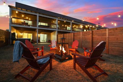 . Fireside Haven - Hot Tub & Downtown Walkable