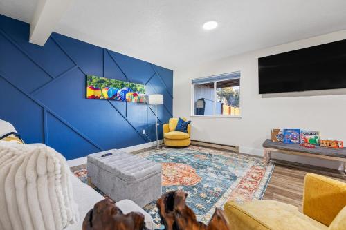 Hot Tub Hideout- Private & Downtown Access thumb 2