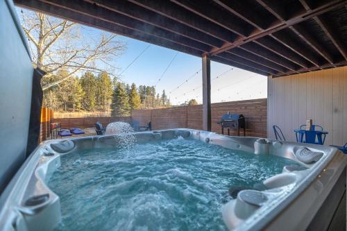 . Hot Tub Hideout- Private & Downtown Access