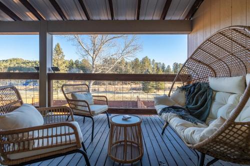 Hot Tub Hideout- Private & Downtown Access detail