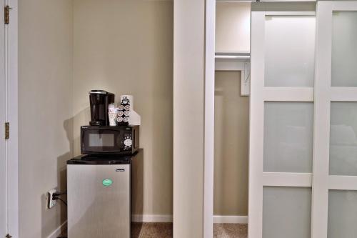 Cozy hotel room style studio condo with pool - main image