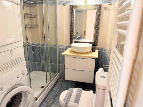 Little Central Apartment-1min walk from everywhere - image 5
