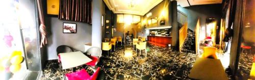 Bathroom, SYRACUSE near Place des Nations Unies