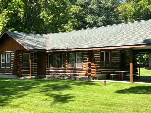 Lake Access! Twin Birch Resort - Kodiak Cabin in Honor, USA