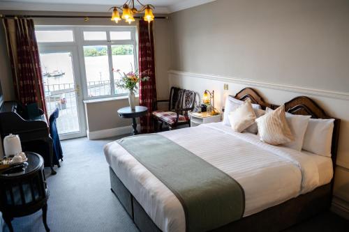 . Lakeside Manor Hotel