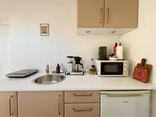 Kitchen, Cozy guesthouse with outdoor space in Aabyhoj