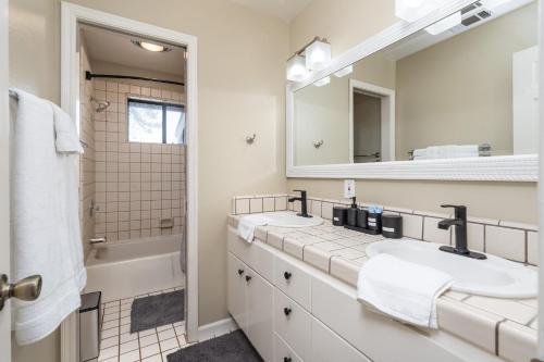 Spacious Mountain View Oasis - Pool, Spa & Game Rm Spacious Mountain View Oasis - Pool, Spa & Game Rm