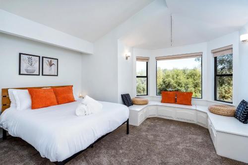 Spacious Mountain View Oasis - Pool, Spa & Game Rm Spacious Mountain View Oasis - Pool, Spa & Game Rm