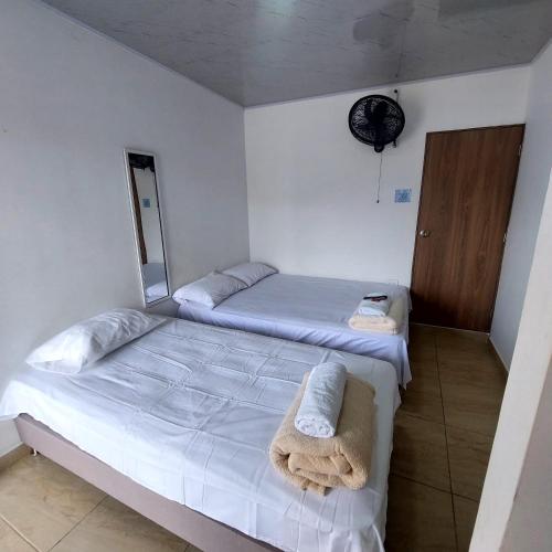 1 queen bed, 1 twin bed