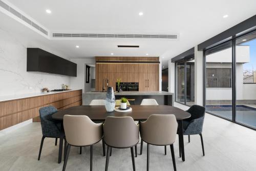 منزل 520 متر مربع من 5 غرفة و6 حمام خاص في Balwyn North (5 Ensuite Luxury Holiday House Balwyn North) in Balwyn North