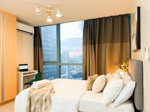 Prime 1br Condo Infront Grand Hyatt BGC #oursw20d1, Manila