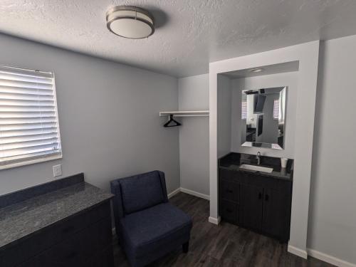 Majestic Rockies Motel - image 14