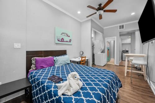 Modern & Chic Montrose Studio - Prime Location & Free Parking near พิพิธภัณฑ์ดิสทริก