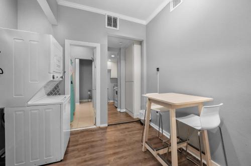 Modern & Chic Montrose Studio - Prime Location & Free Parking near พิพิธภัณฑ์ดิสทริก