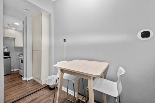 Modern & Chic Montrose Studio - Prime Location & Free Parking near พิพิธภัณฑ์ดิสทริก