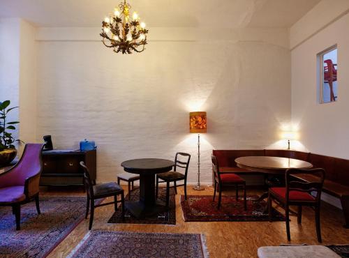 Recreational facilities, Huttenpalast near Turkish Market