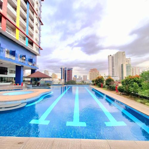 STAYLUXIA - MANILABAYVIEW - Luxury and Superior Suites with, Balcony -except Studios- Pool, Netflix & Gym- Housekeeping Available -, Manila (Foto 7)