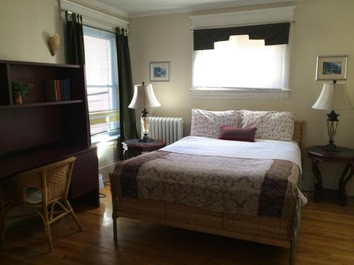 Queen Room with Private External Bathroom  image 5