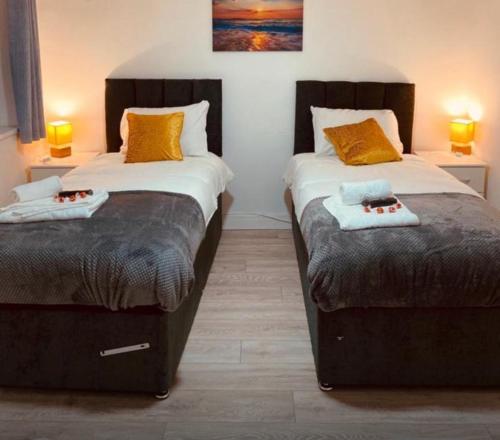 Family and Contractor 4BR All En-suite Apt with Free WiFi and Parking