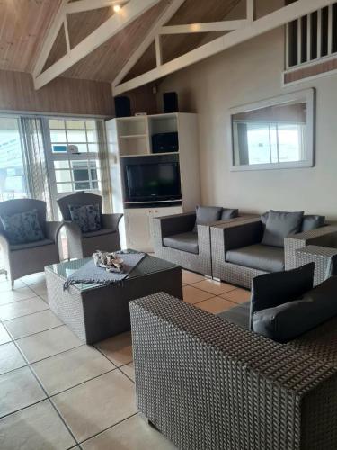 Three-Bedroom Holiday Home  image 10