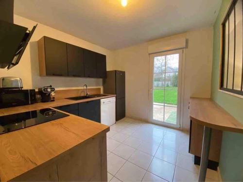 кухня, Maison 100m2 avec jardin aux portes de Caen in Іфс